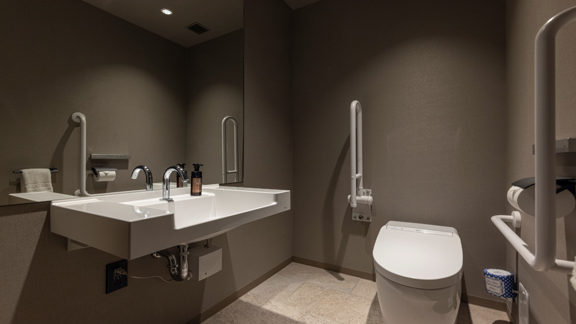 [Universal double] A spacious toilet that can be used safely by people in wheelchairs.