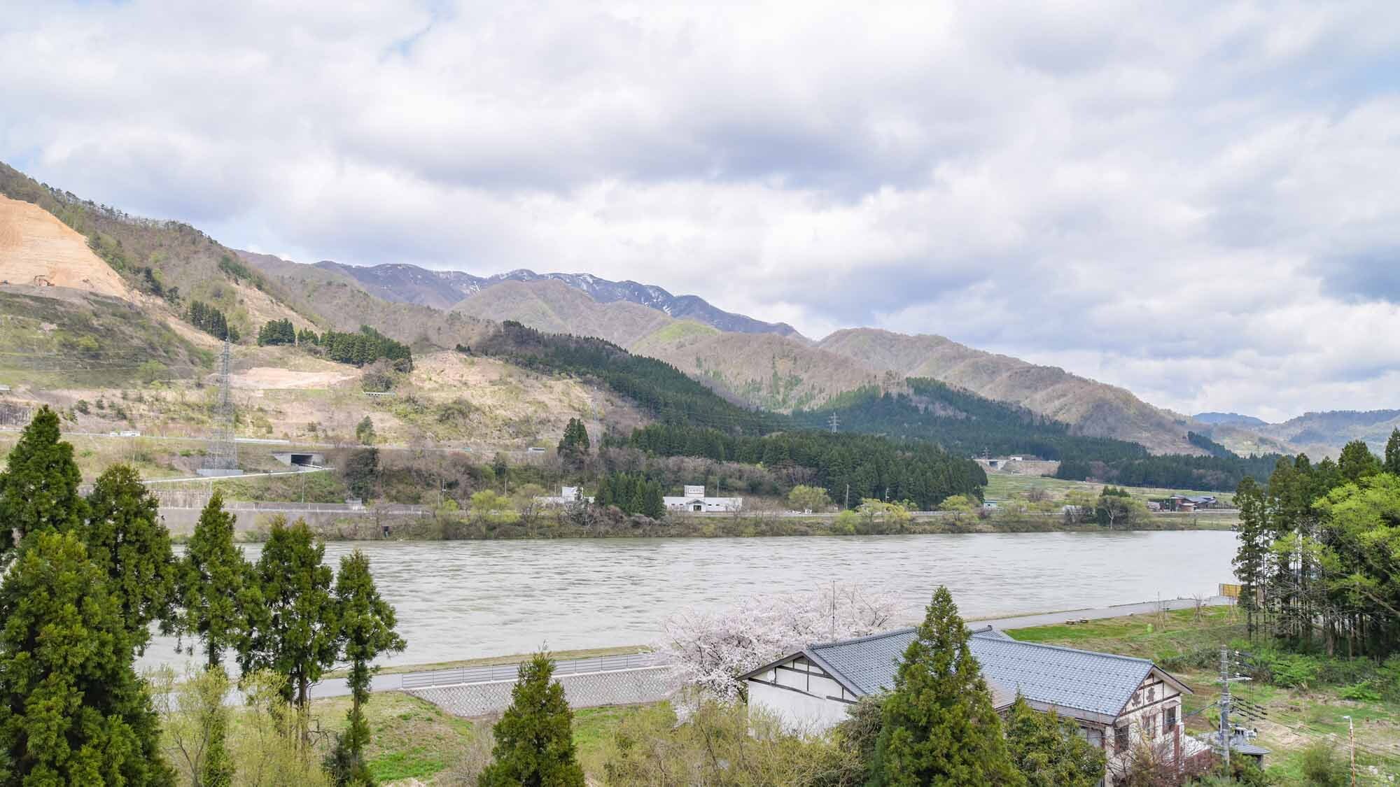 *[Guest room/Japanese-style room with 12 tatami mats] View from the riverside guest room. Enjoy the magnificent nature of the Agano River in all four seasons.