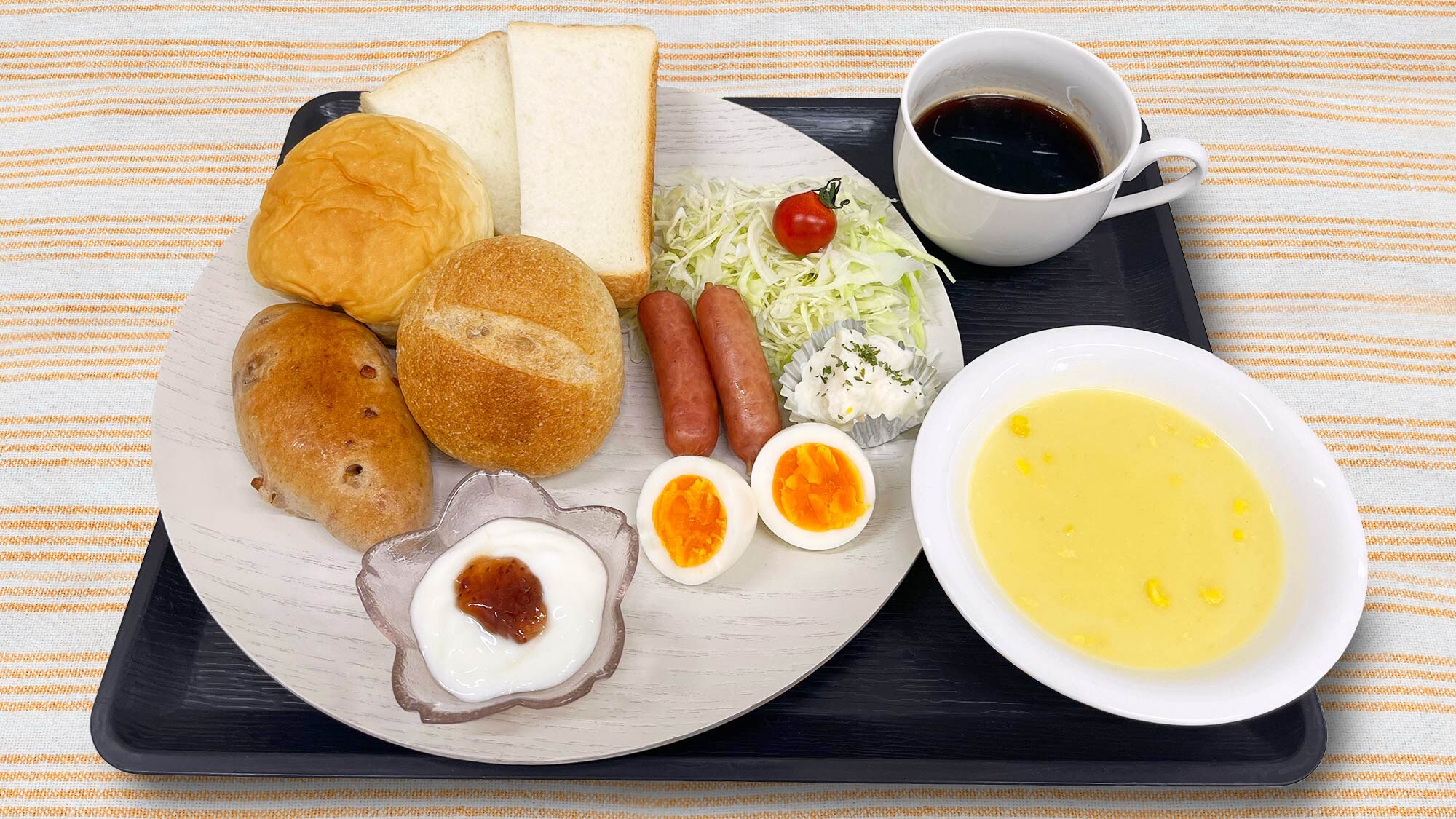 Breakfast with 4 kinds of bread and drink of the day *Image