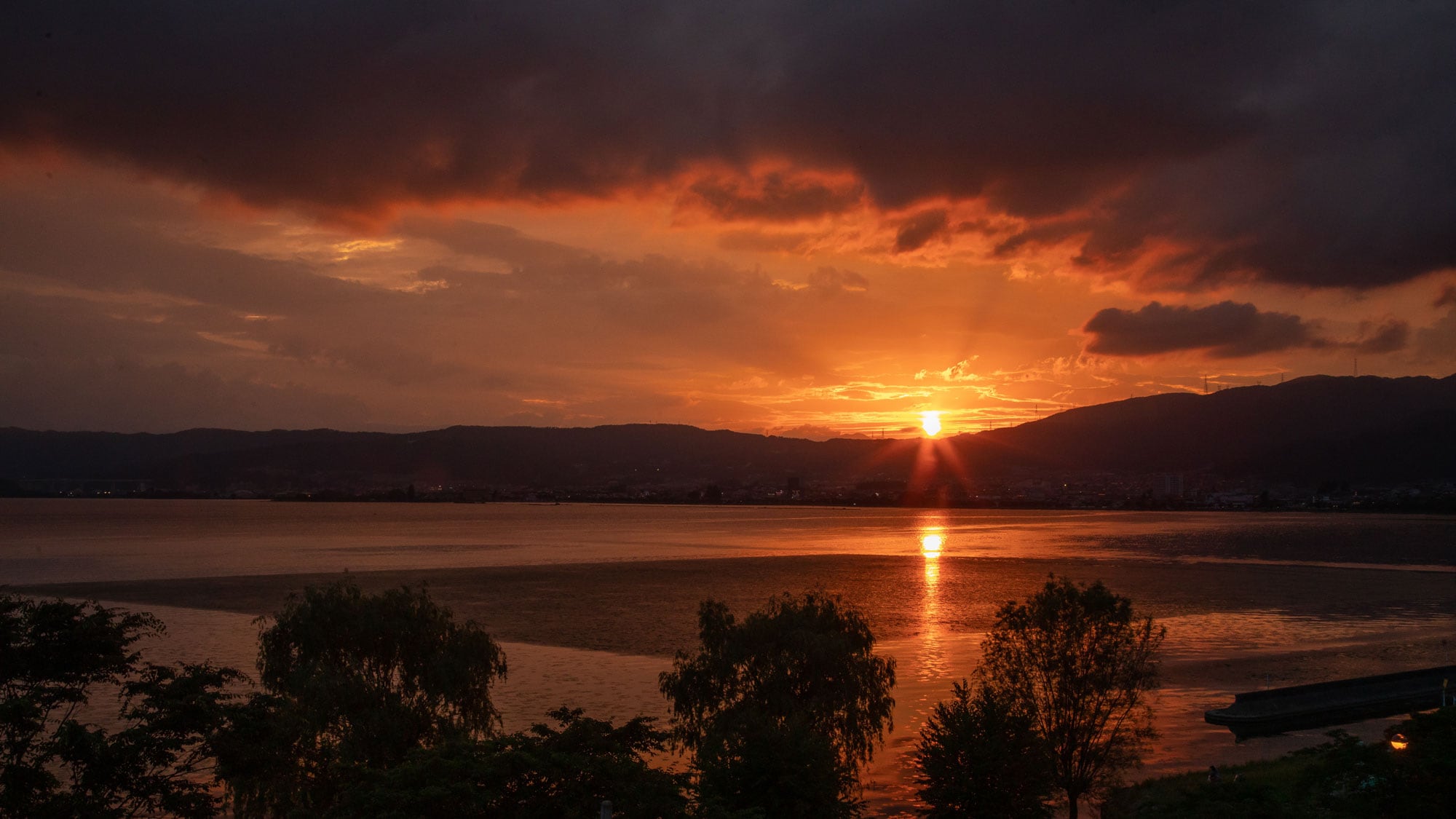 [Lake Suwa panoramic view ◇ Lake side] View from the guest room-Sunset on Lake Suwa-