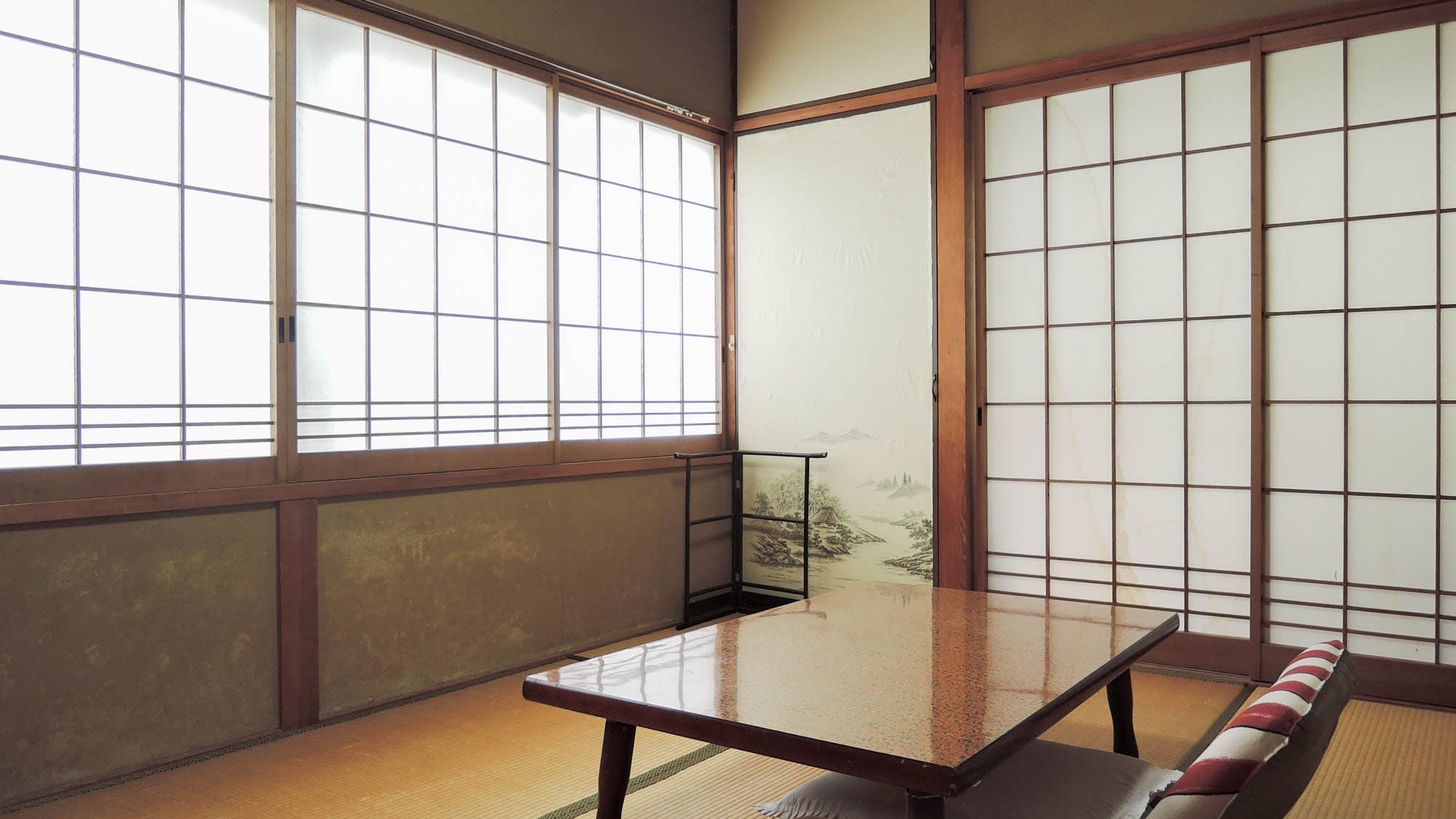 *[Example of a Japanese-style room] We will provide a Japanese-style room of 6 to 10 tatami mats according to the number of people booking.