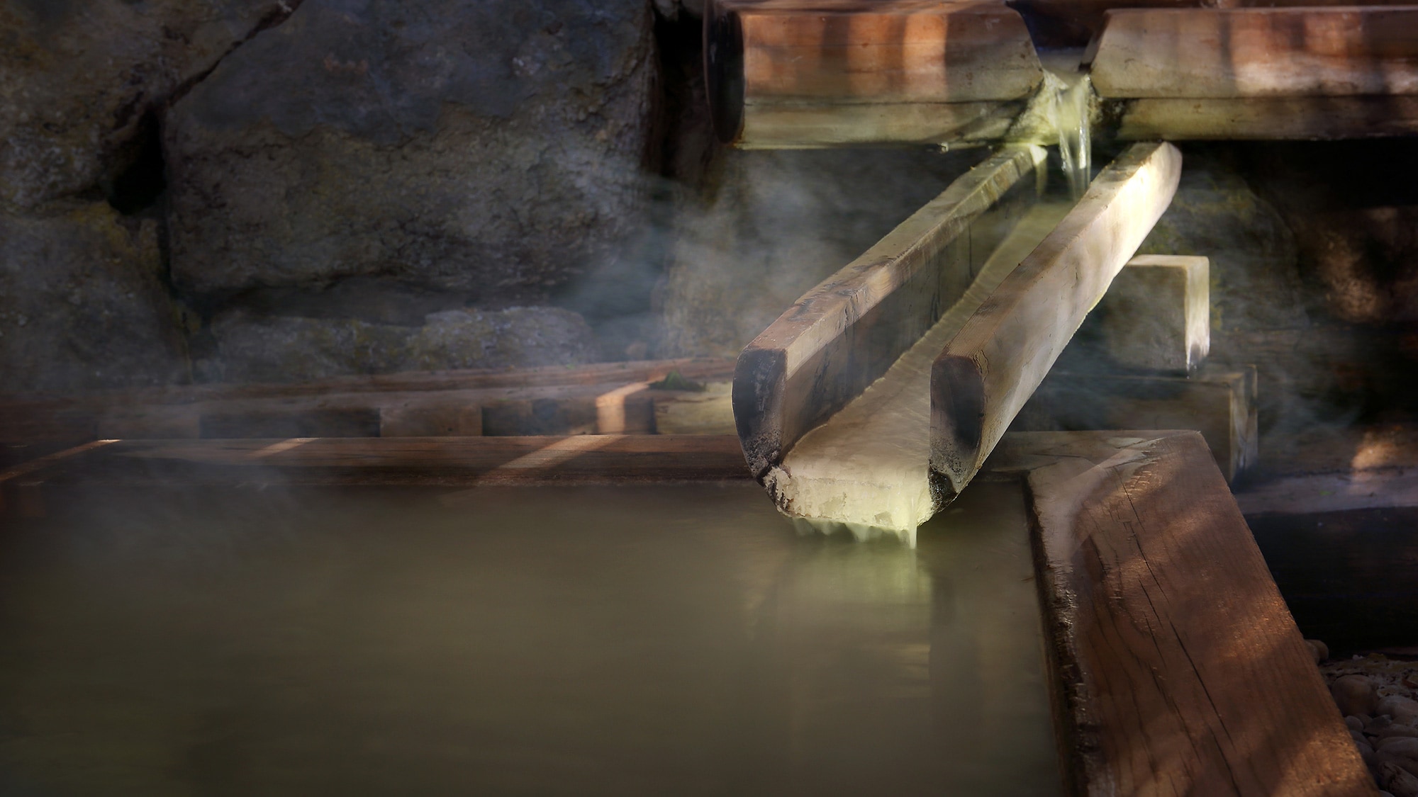 [Open-air hot spring bath] An open-air hot spring where the milky-white hot spring that wells up from the stone wall is drawn directly into the bathtub *Closed during the winter
