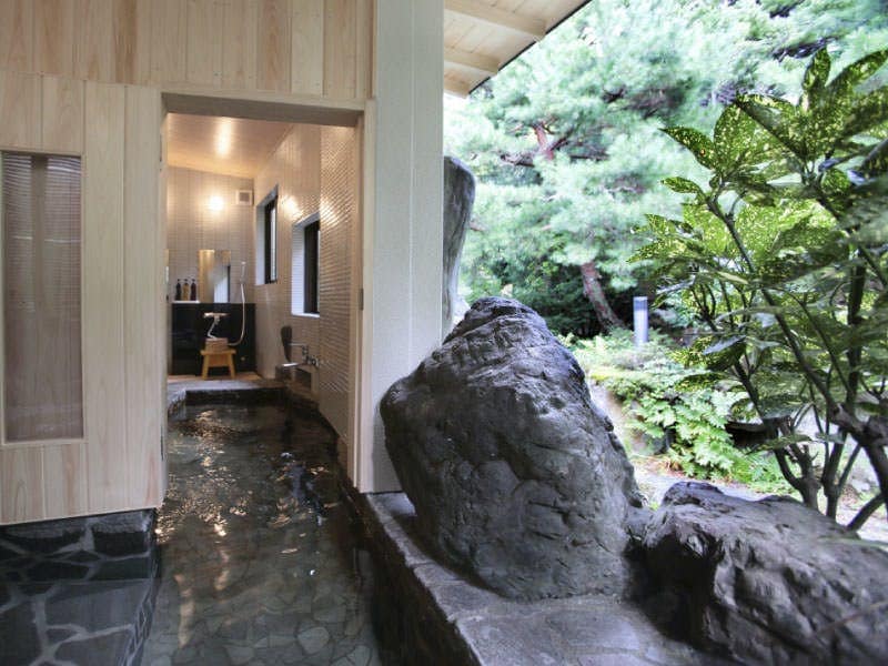 [With open-air hot spring bath] Compatible with two generations Momoyama-an Japanese-Western style room Shiratama no Ma / Main building