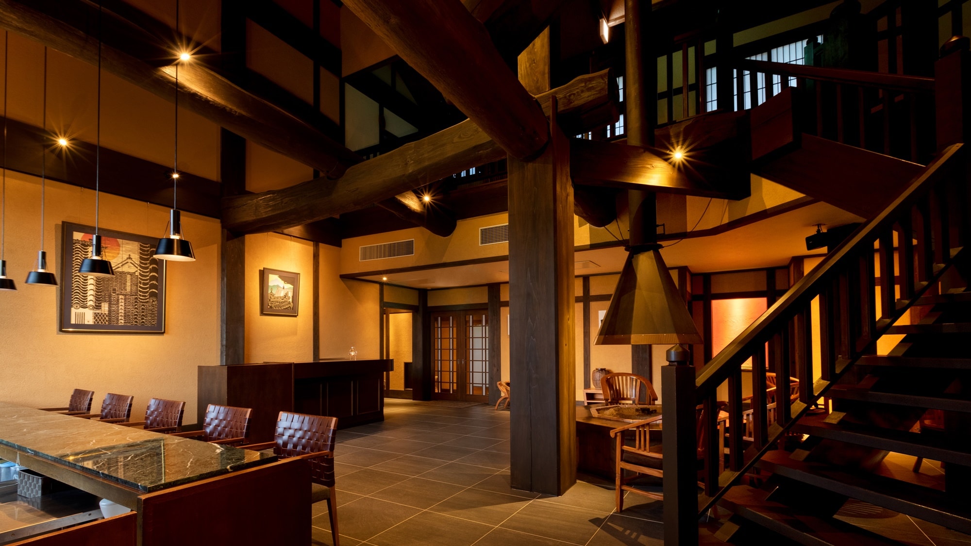It is an open lobby where you can feel the warmth of the wood.