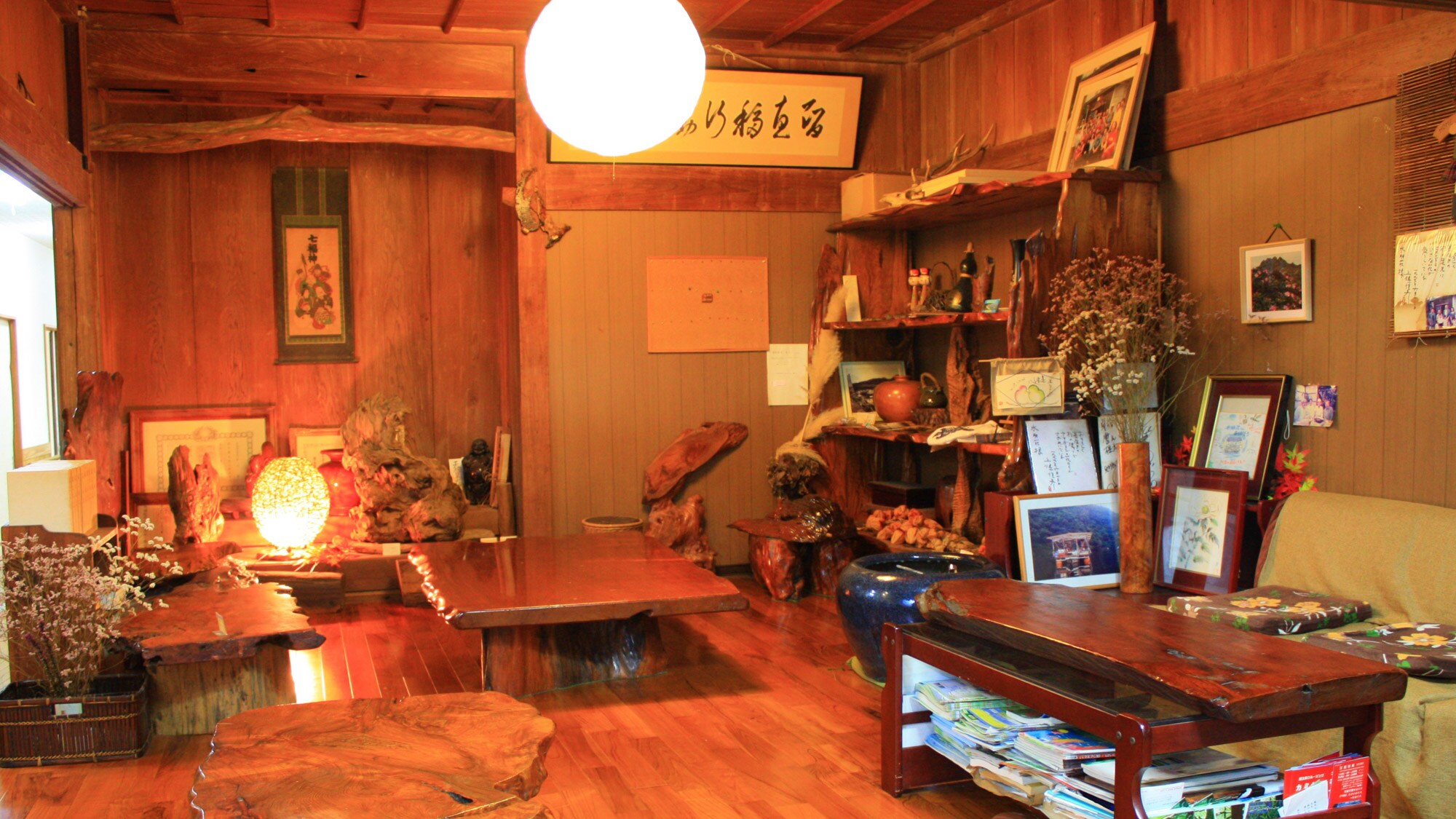 * [Lobby] A lobby with a warm wooden atmosphere and a solemn atmosphere.