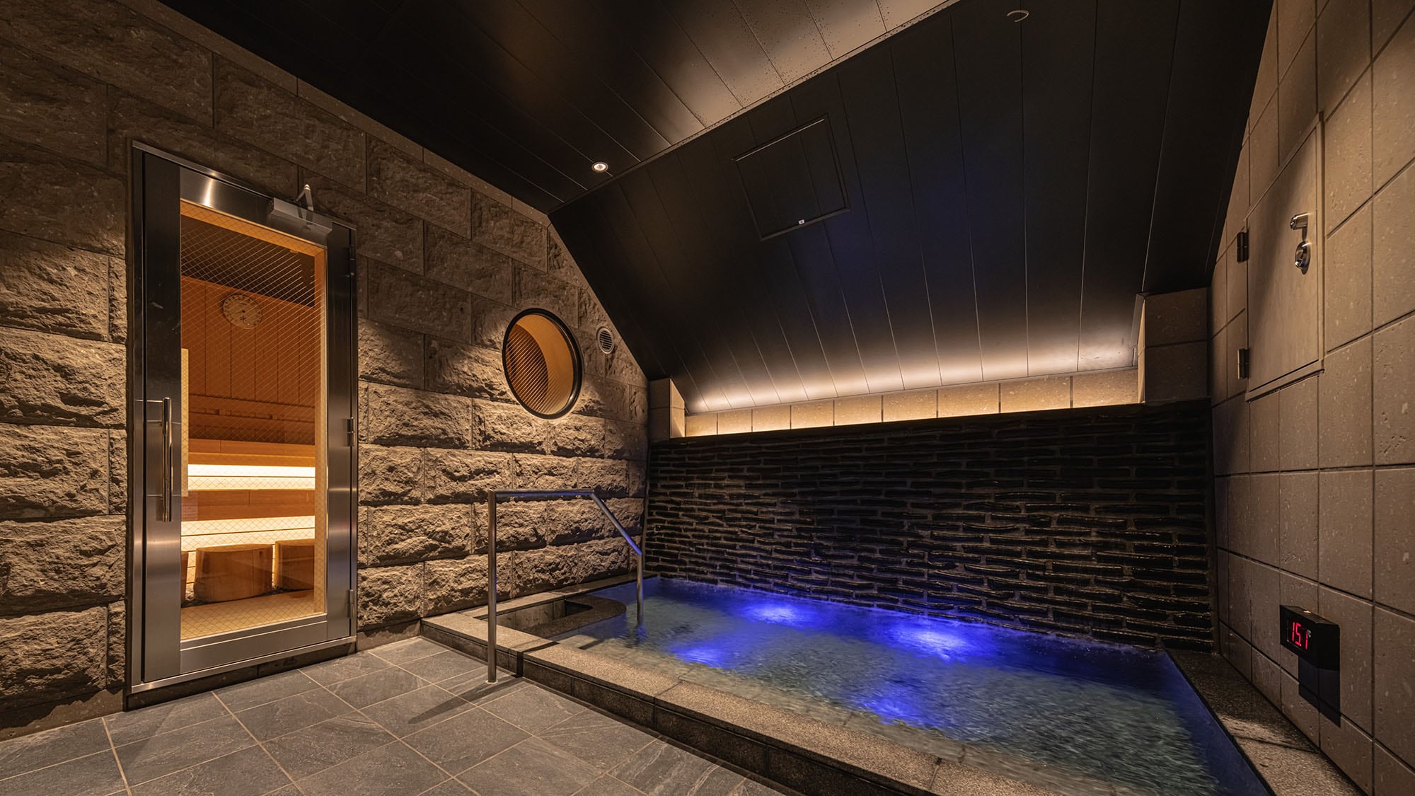 Cold bath | The water flowing down the wall embedded with charcoal has increased purity, providing a pleasant cooling sensation.
