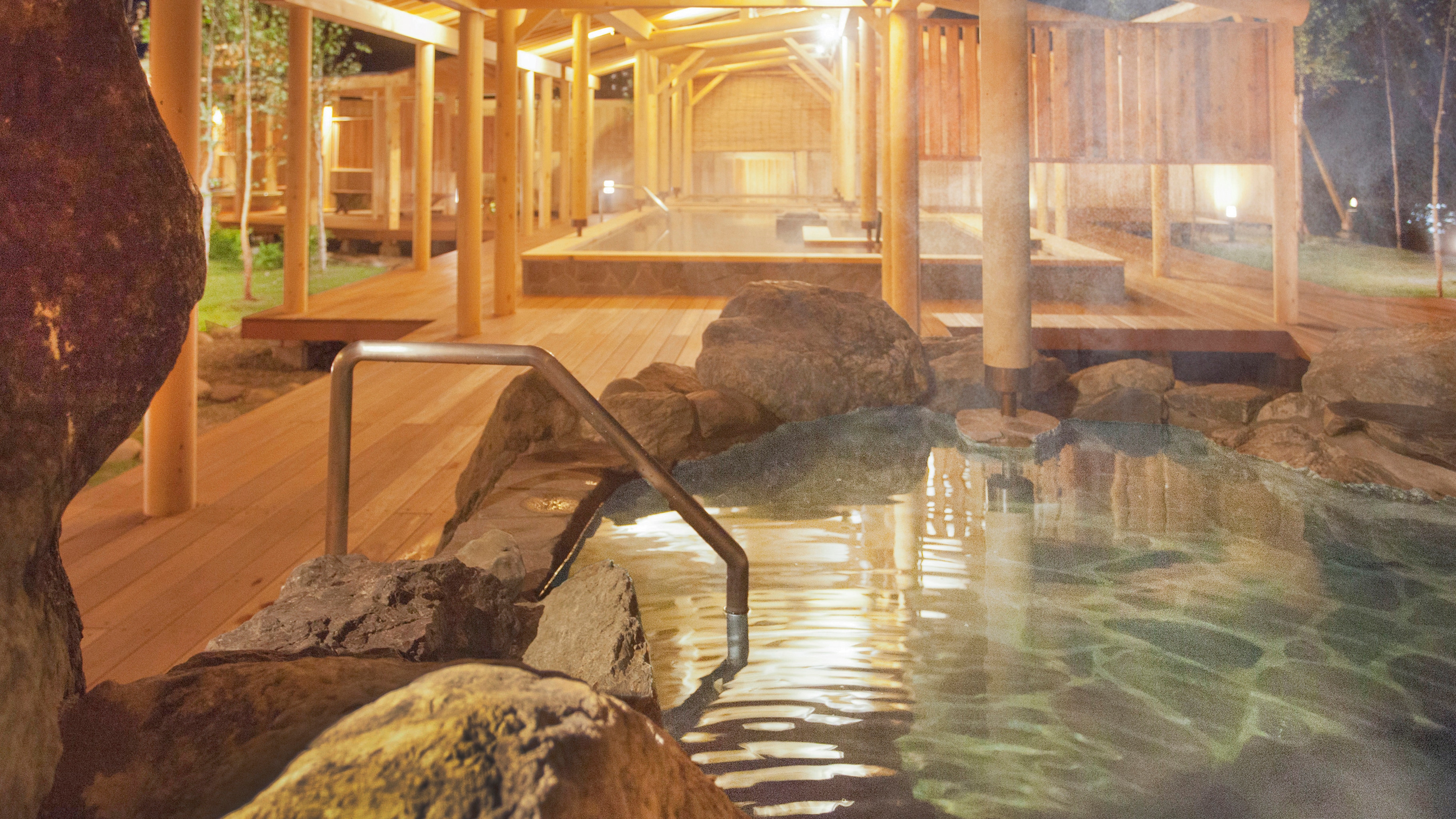 Shirakaba no Yu outdoor hot spring (night)