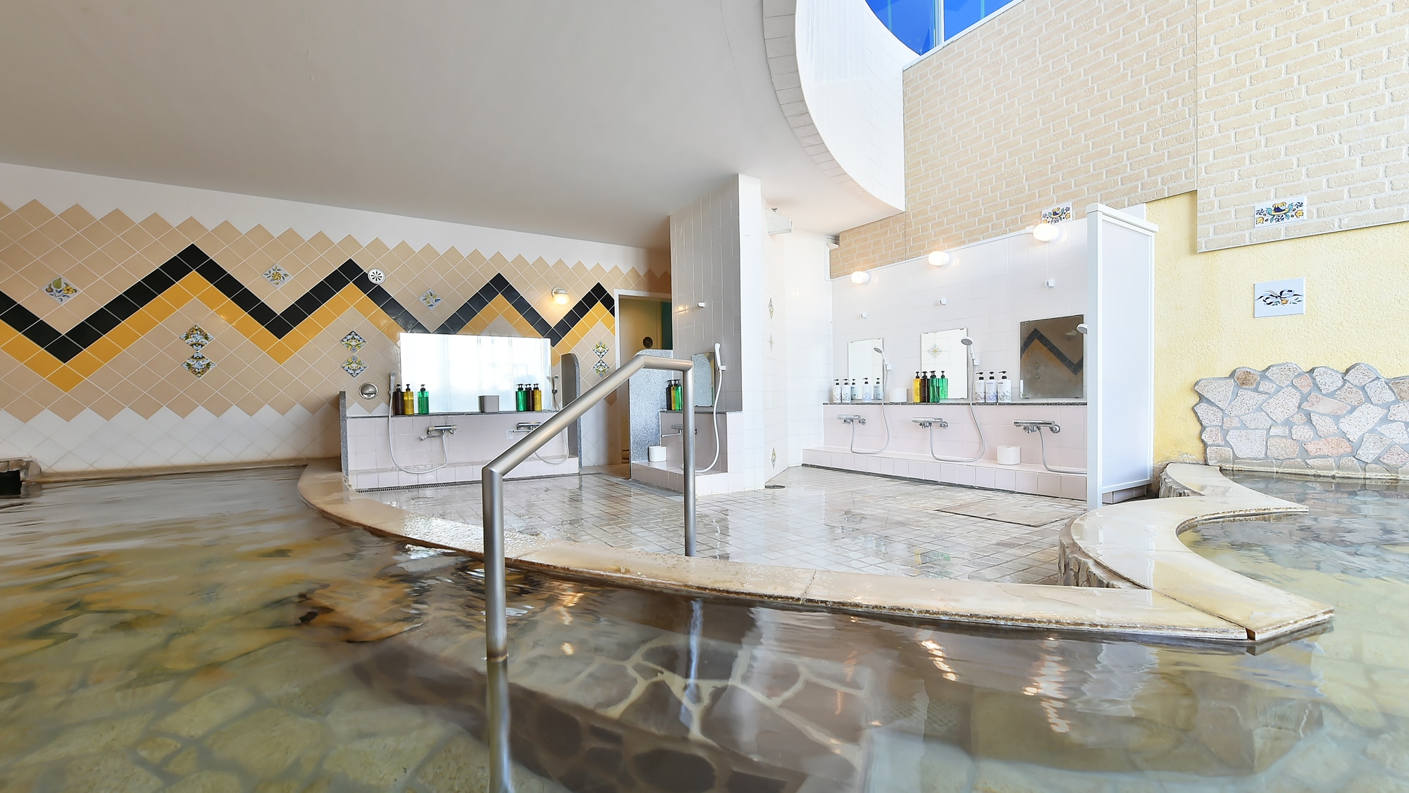 The large indoor bath is spacious.
