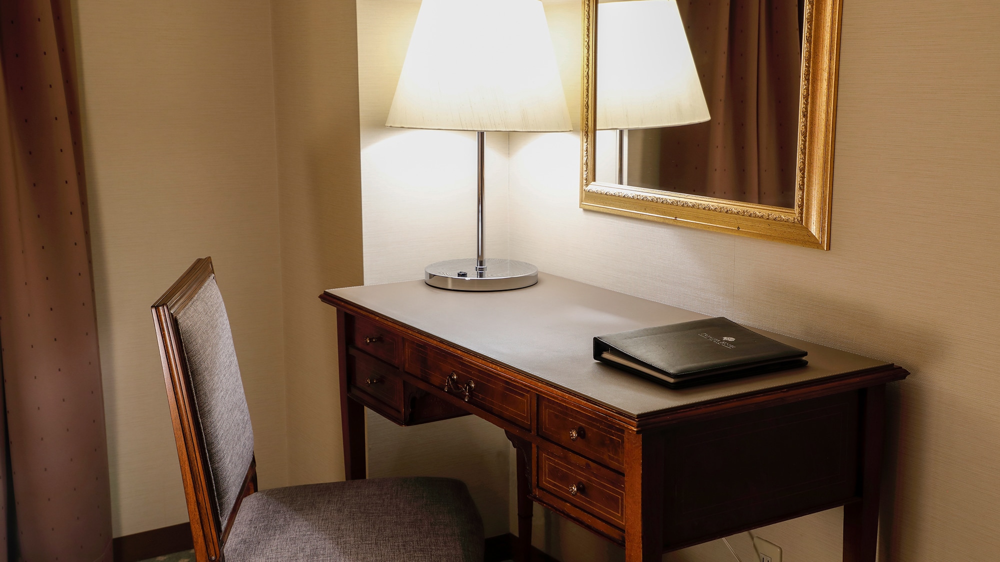 Deluxe room writing table image
