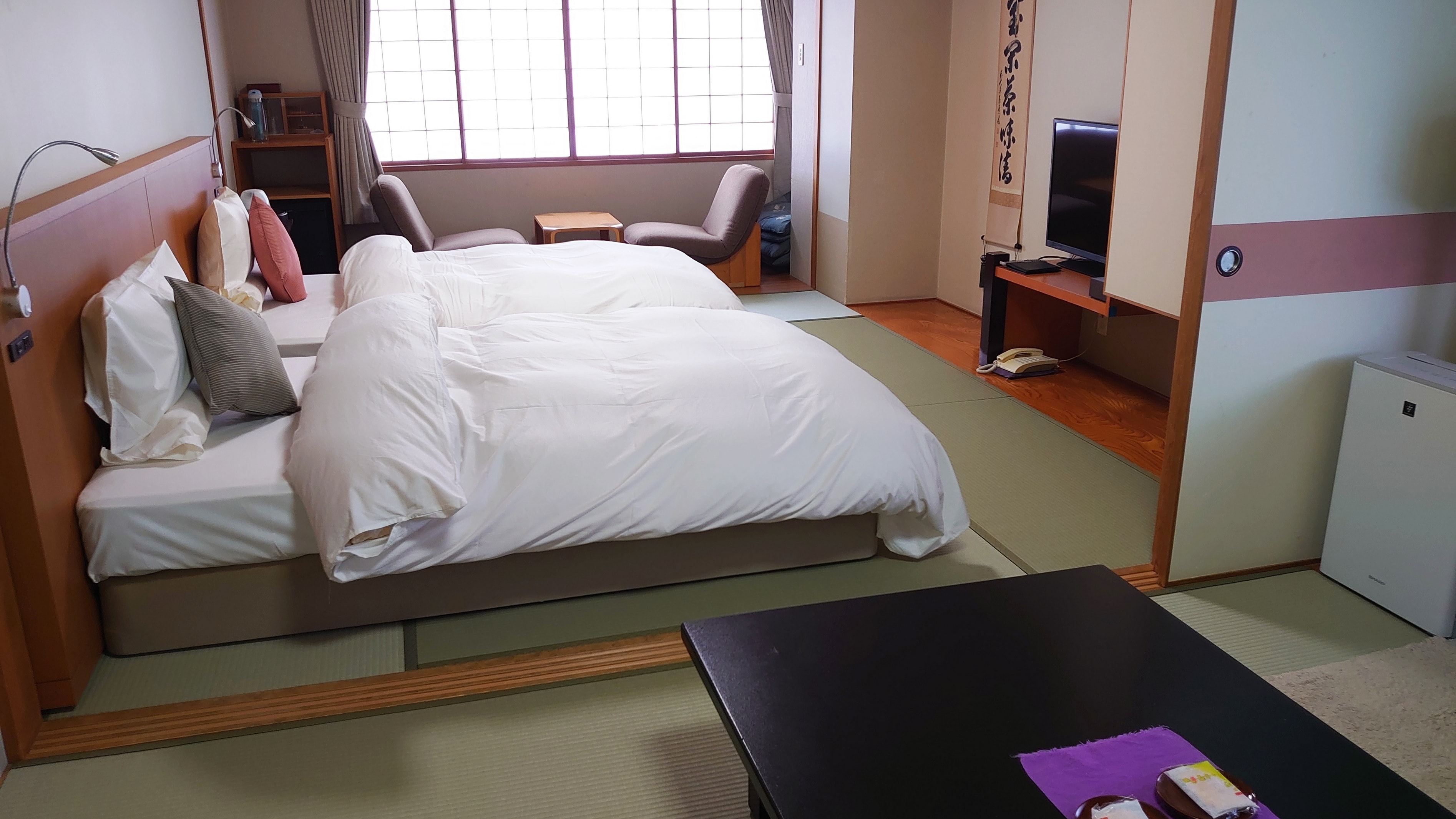 We have prepared a twin bed in a Japanese-style room with 10 tatami mats and 6 tatami mats.