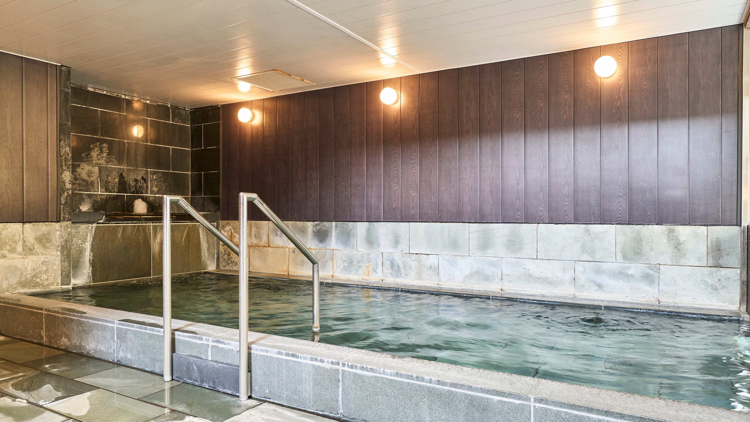 大型浴池：男士室內浴池