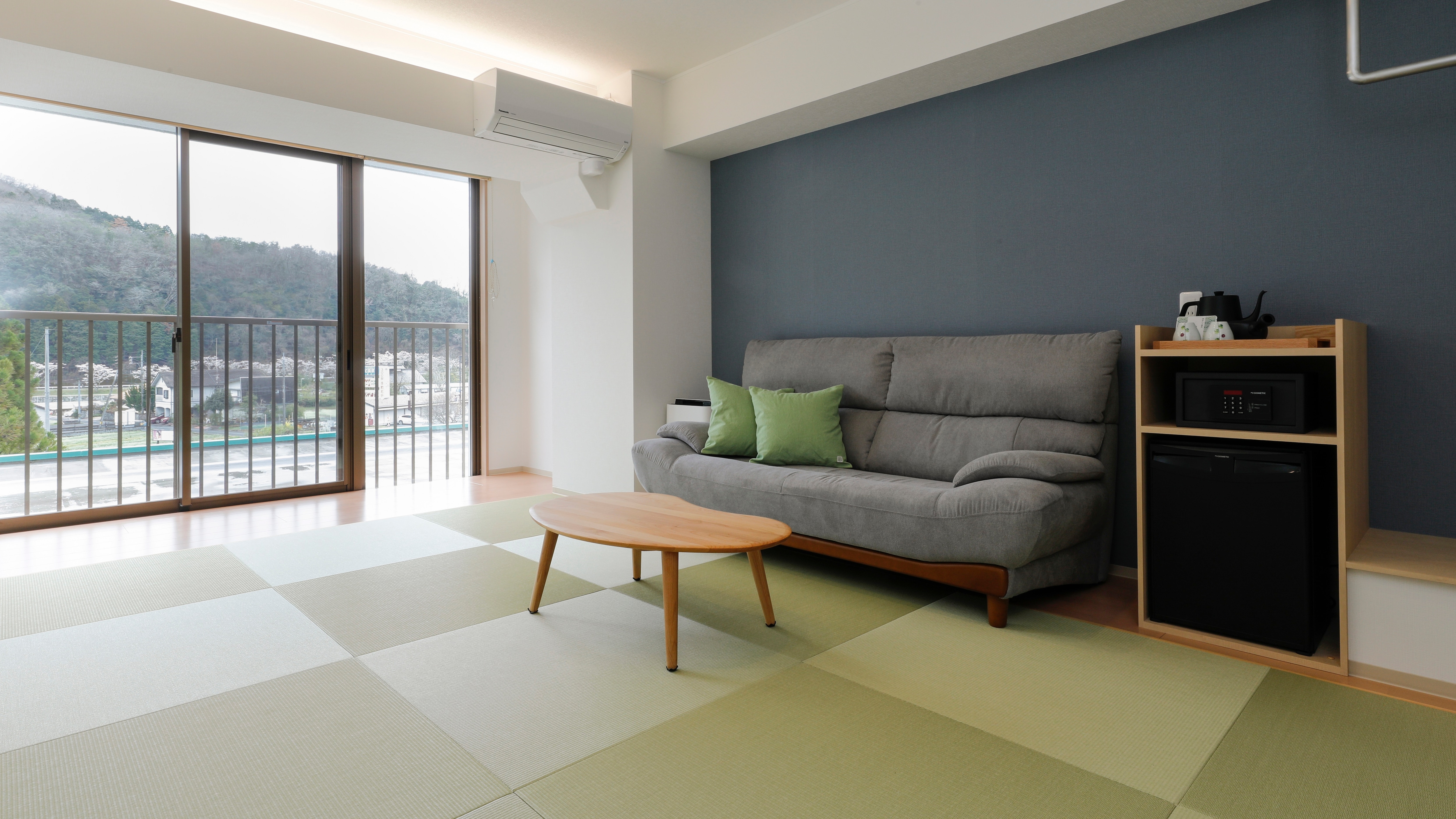 2022年4月开放的露天浴池客房【夏至】带宽敞沙发的客厅