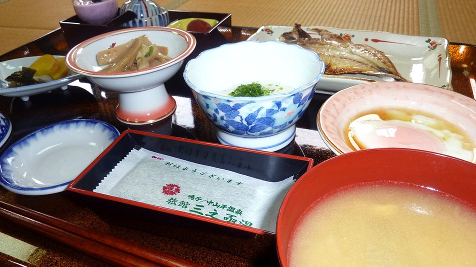 ・ Breakfast example: Japanese breakfast unique to an inn. It has a good nutritional balance.