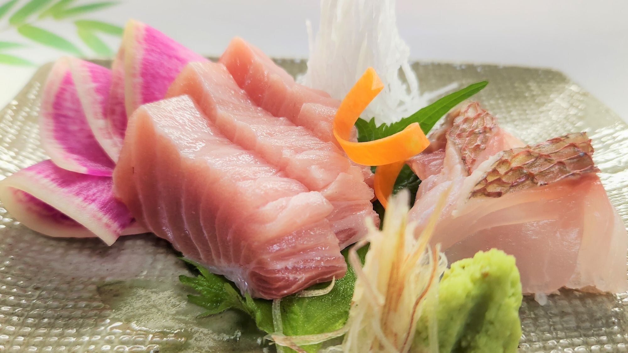 [Assortment of two kinds of sashimi] The sashimi at the Shiraishi family is made using fish caught that morning, so it is extremely fresh.