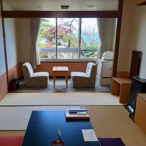 [1st floor] Japanese-style room with 8 tatami mats facing the lake