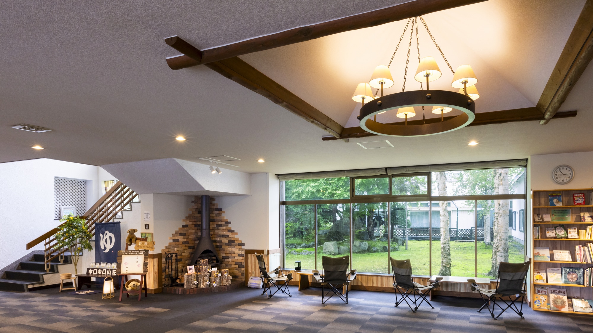 【ロビー】山小屋を彷彿とさせる木をふんだんに使用したロビー。暖炉の火があたたか