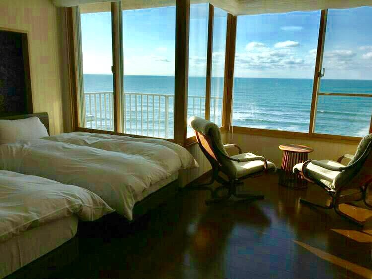 A Western-style twin room with a unit bath overlooking the Sea of Japan
