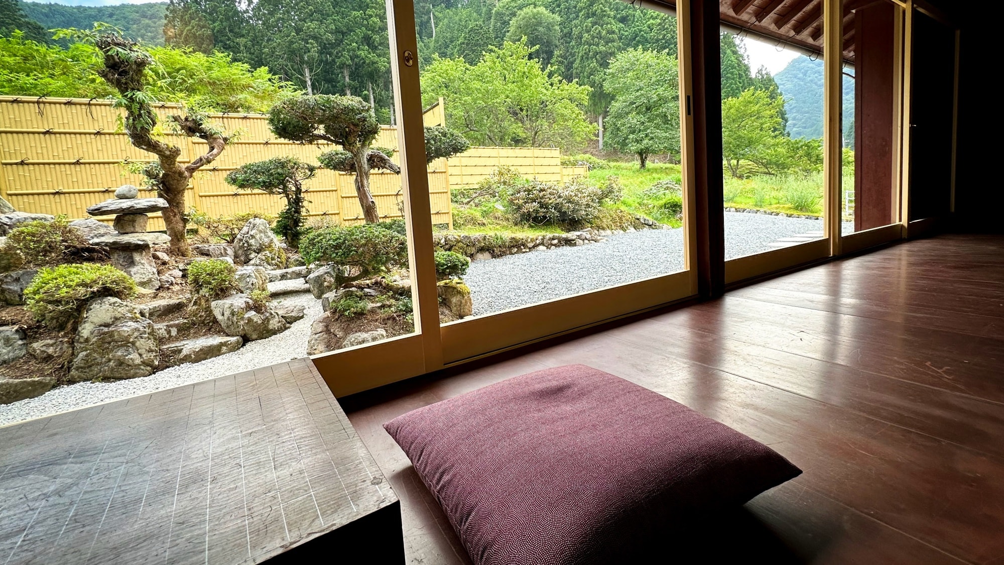 [Water Sound] From the large windows you can enjoy the natural beauty of Miyama and the beautifully maintained garden.