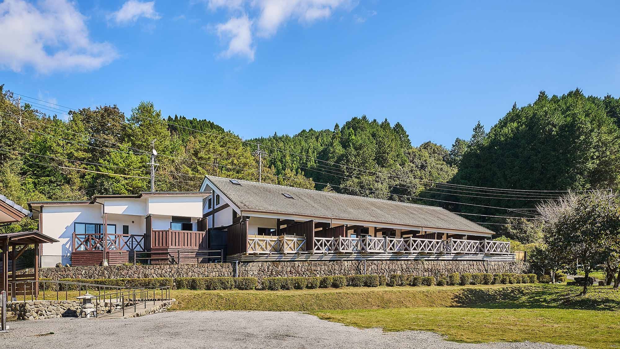 ・[Exterior] The building utilizes geothermal energy, making it cool in the summer and warm in the winter, so it does not require much heating or cooling.