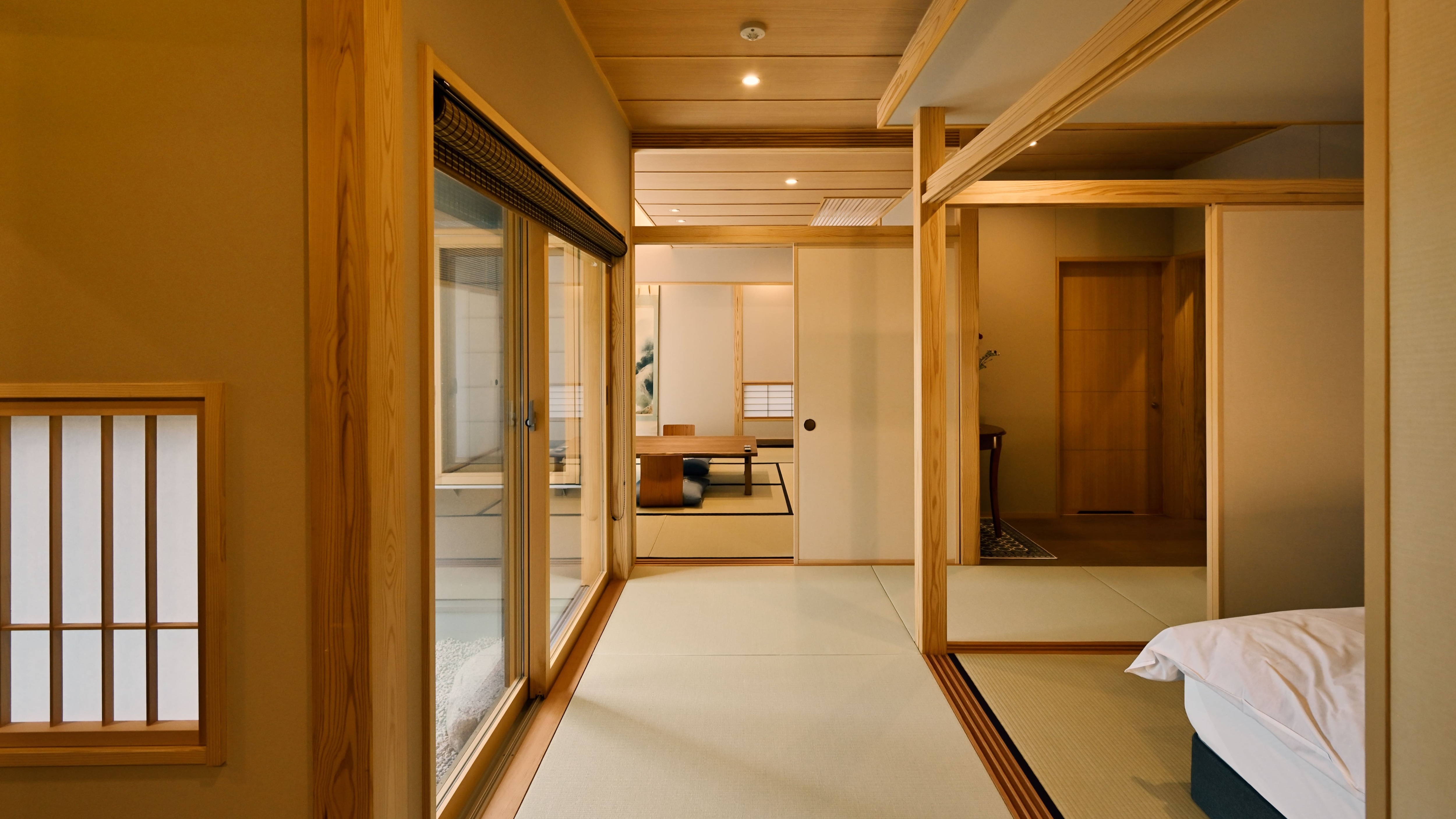 [Guest room with next room (bed)] Main room 8 tatami mats + 6 tatami mats with half open-air bath from hot spring source