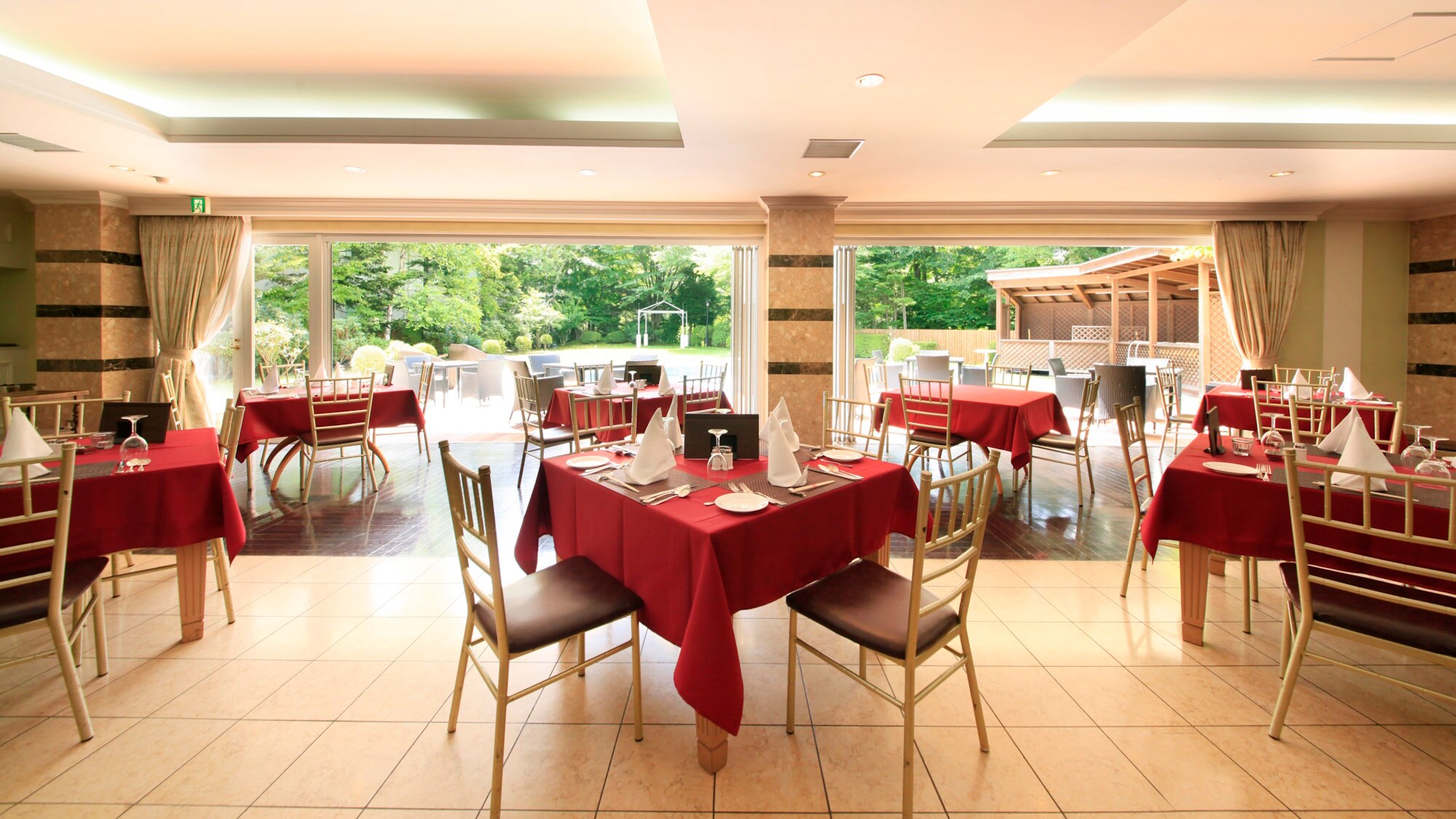 餐厅 | 在宽敞的餐厅享用优雅的餐点