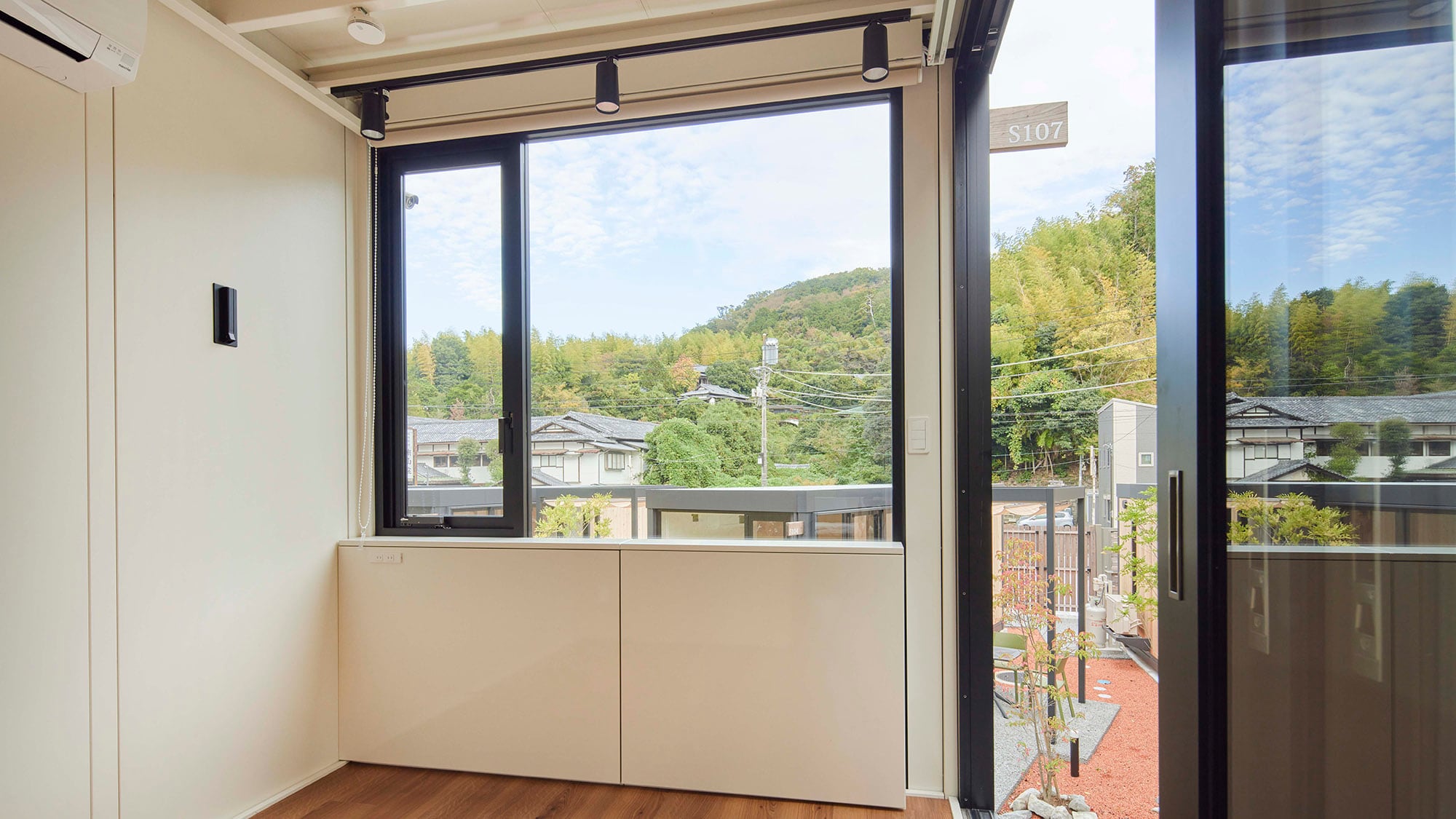 ・[Wide Cabin] Compared to the standard cabin, this cabin features a slightly larger and more independent living space.