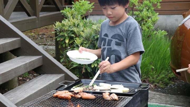 Anda dapat menikmati barbekyu dengan membawa bahan dan peralatan.