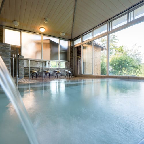 A large public bath where you can enjoy the nature of Aone through the large windows.