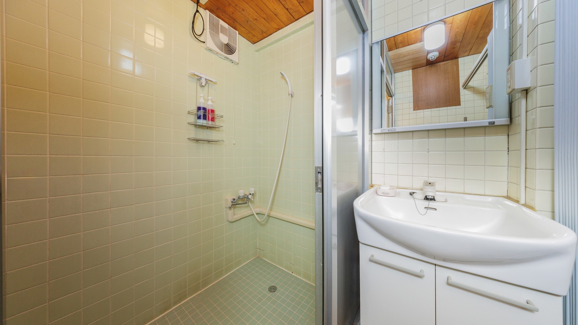 [Private shower room] Reservations are required, so please pick up the key at the front desk.