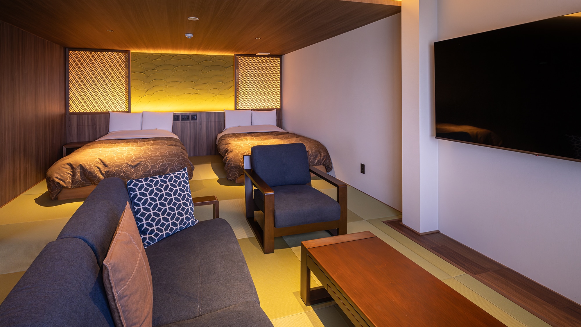 A 56 square meter Japanese-Western style room, ideal for family vacations. Beds and futons can accommodate a large number of people.