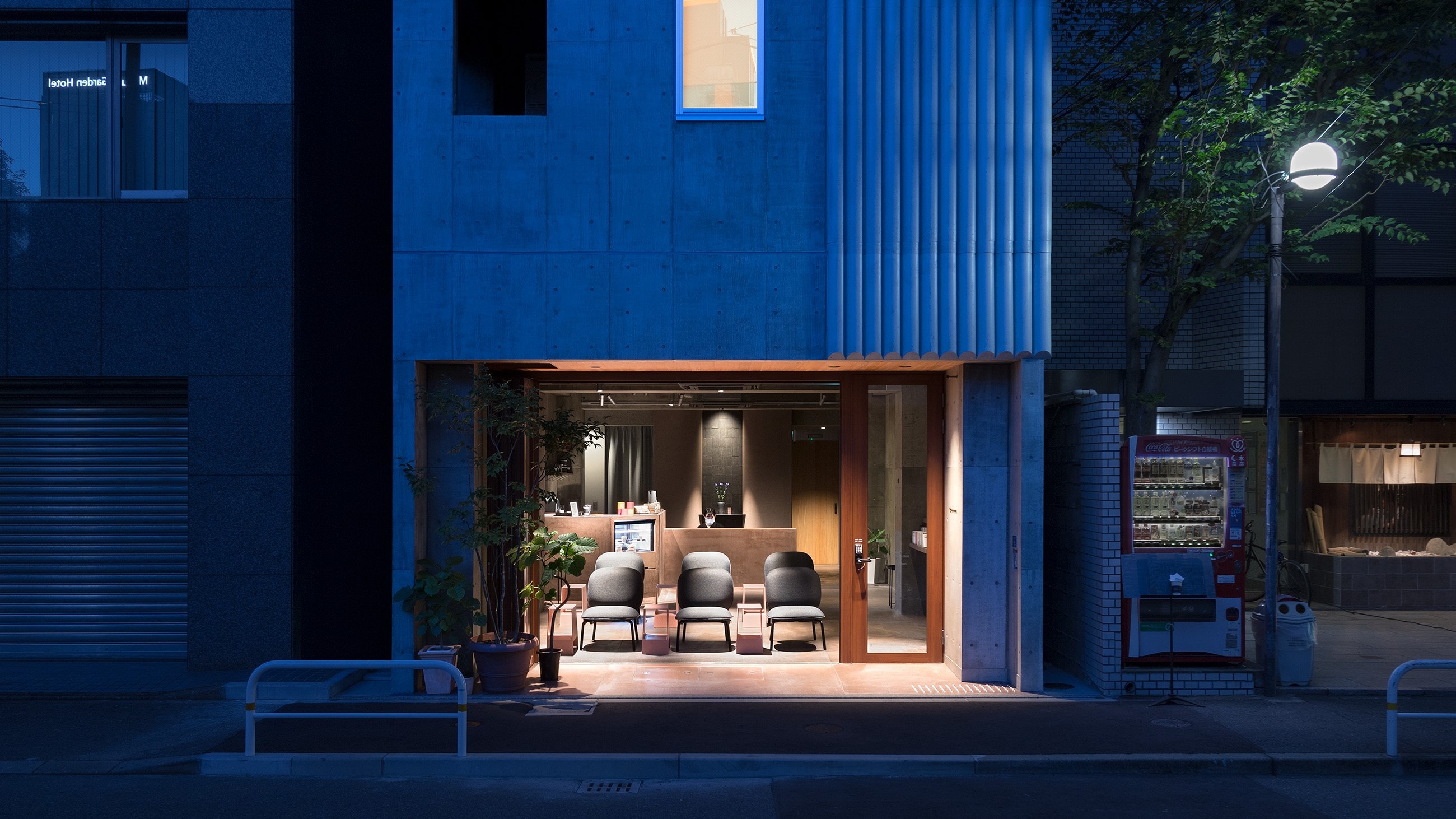 ■ Hotel exterior (evening)