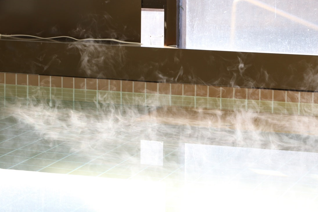 The temperature of the hot spring is moderate. It warms from the core of the body.