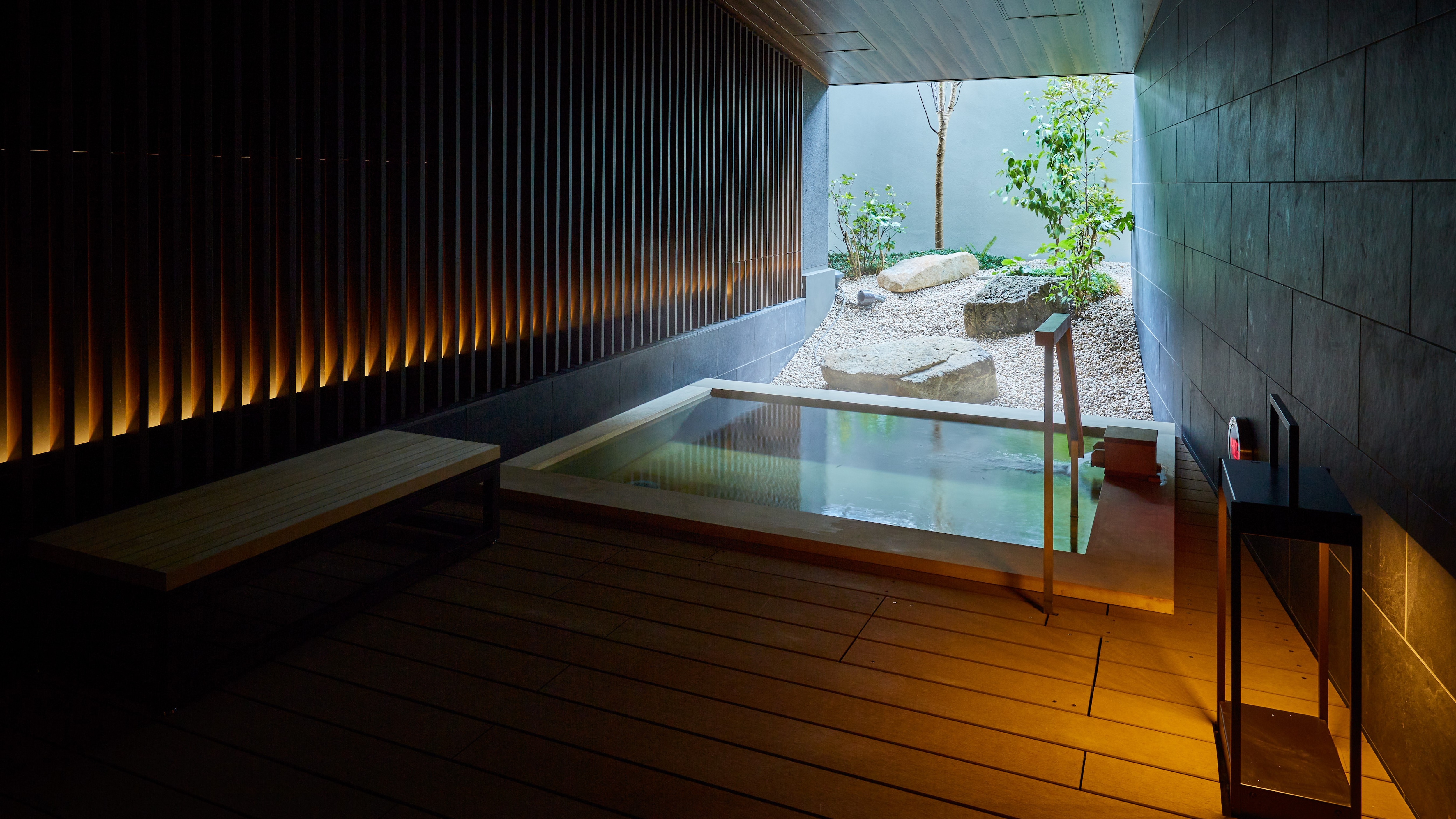 Large communal bath semi-open-air bath image (hot spring)