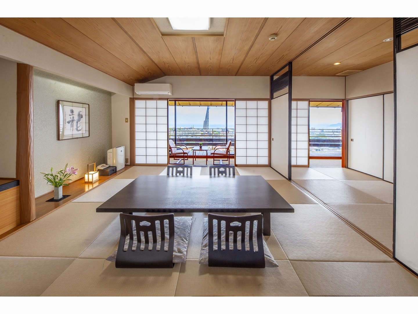 Guest room-Japanese-style room on the 3rd floor on the sea side 10 tatami mats + 4 tatami mats + wide rim