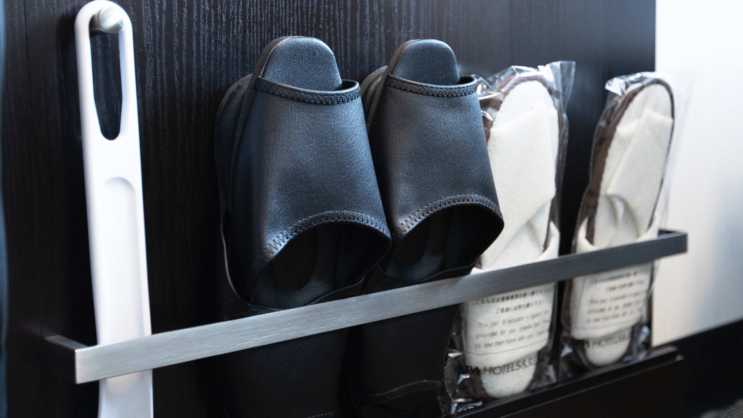 Sandal dan sepatu bot
