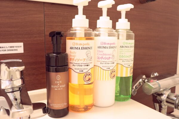 客房浴室洗髮水、護髮素、沐浴露、洗手液和潔面皂