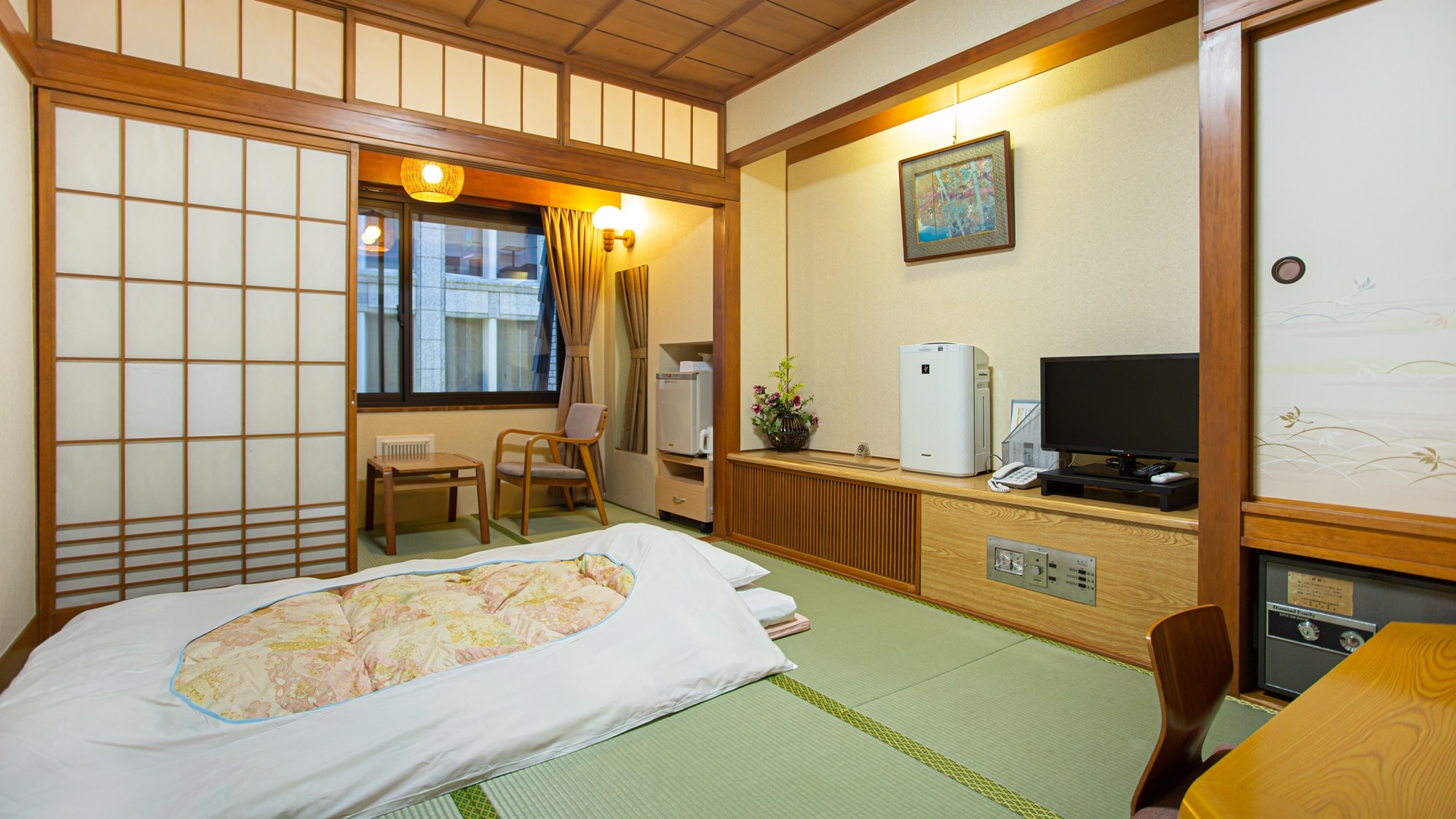 * [Example of 6 tatami mats in a Japanese-style room] Please take a rest on the tatami mats with a relaxing futon.