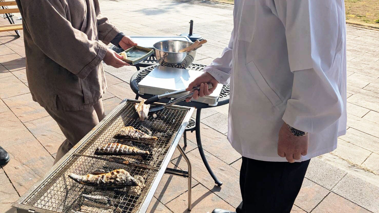 We grill over charcoal from the morning! Please try our charcoal grilled fish and our popular sea bream shabu-shabu.