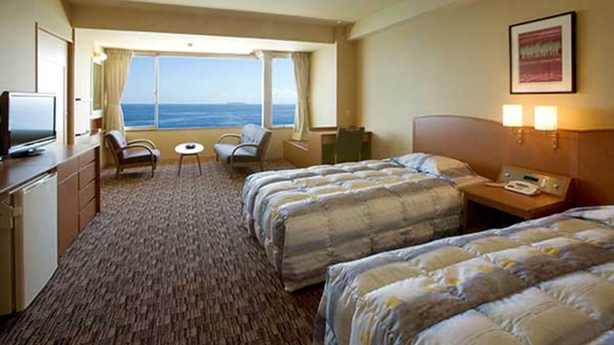 *Kamar Standard Twin/Luas 33 meter persegi. Anda dapat melihat laut dari jendela besar.
