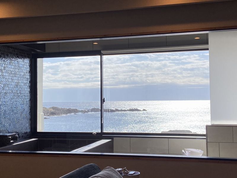 A semi-open-air bath overlooking the Pacific Ocean, said to be the "bath you want to stay in forever"