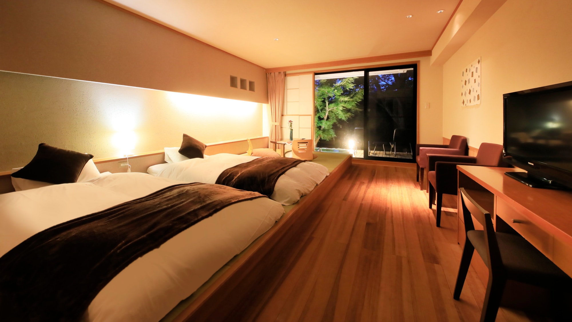 [With open-air bath] Japanese-Western style room (night)