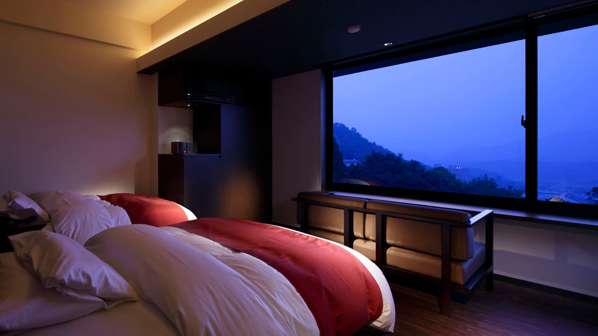 Japanese and Western room 40 square meters (bed space) that creates a modern space