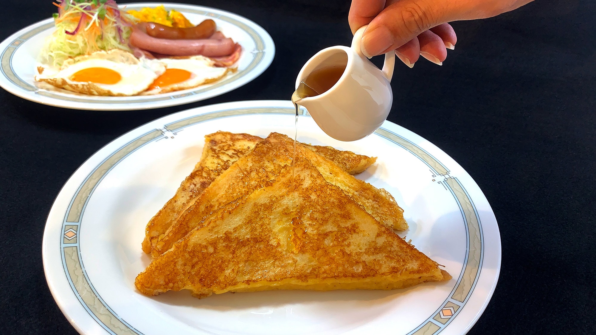 Western breakfast / French toast that is very popular with customers. Sprinkle plenty of syrup
