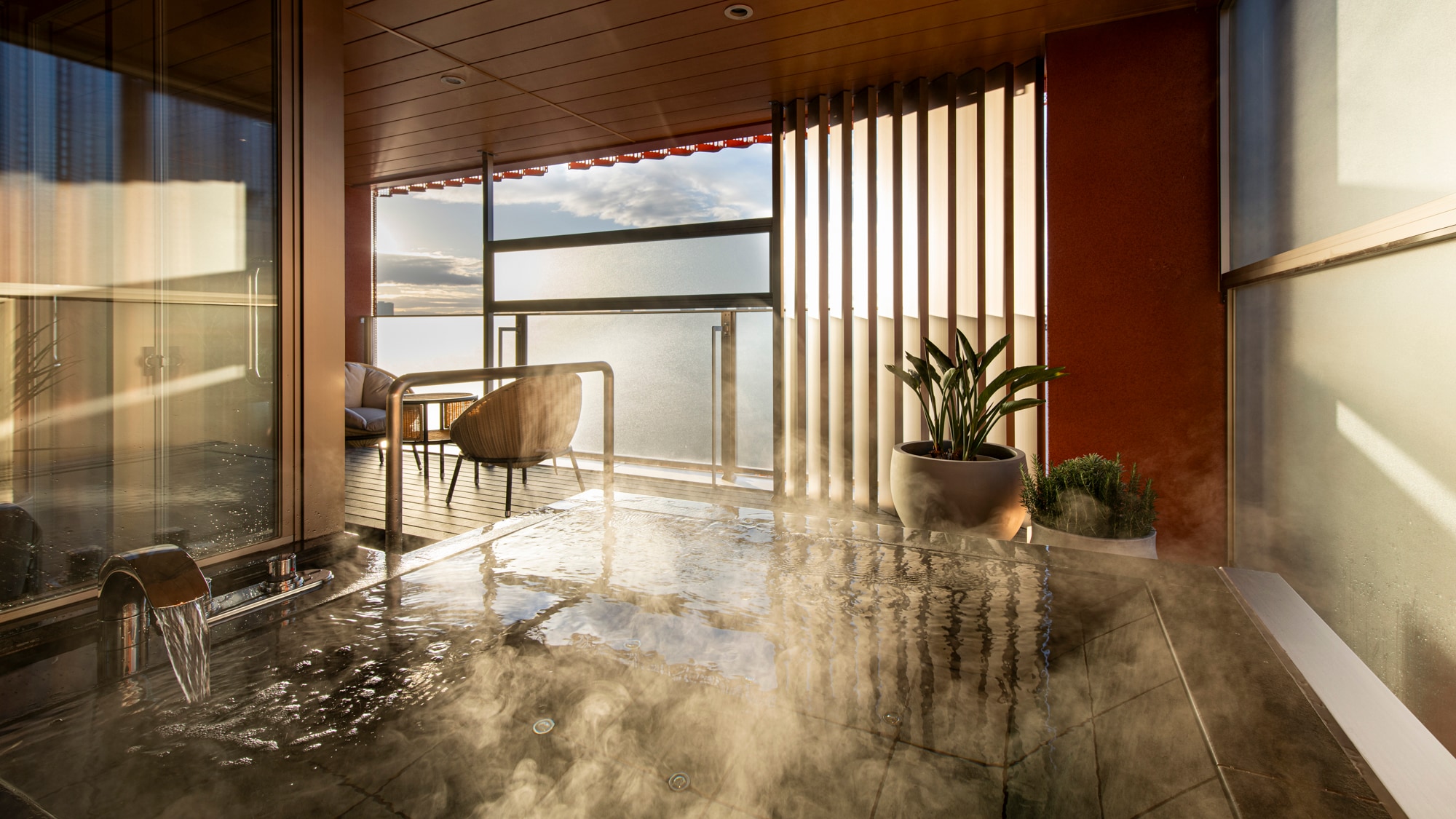 [ห้องเทอเรซ การ์เด้น สวีท] ระเบียงที่มองเห็นทิวทัศน์แม่น้ำพร้อมอ่างอาบน้ำแบบเปิดโล่ง