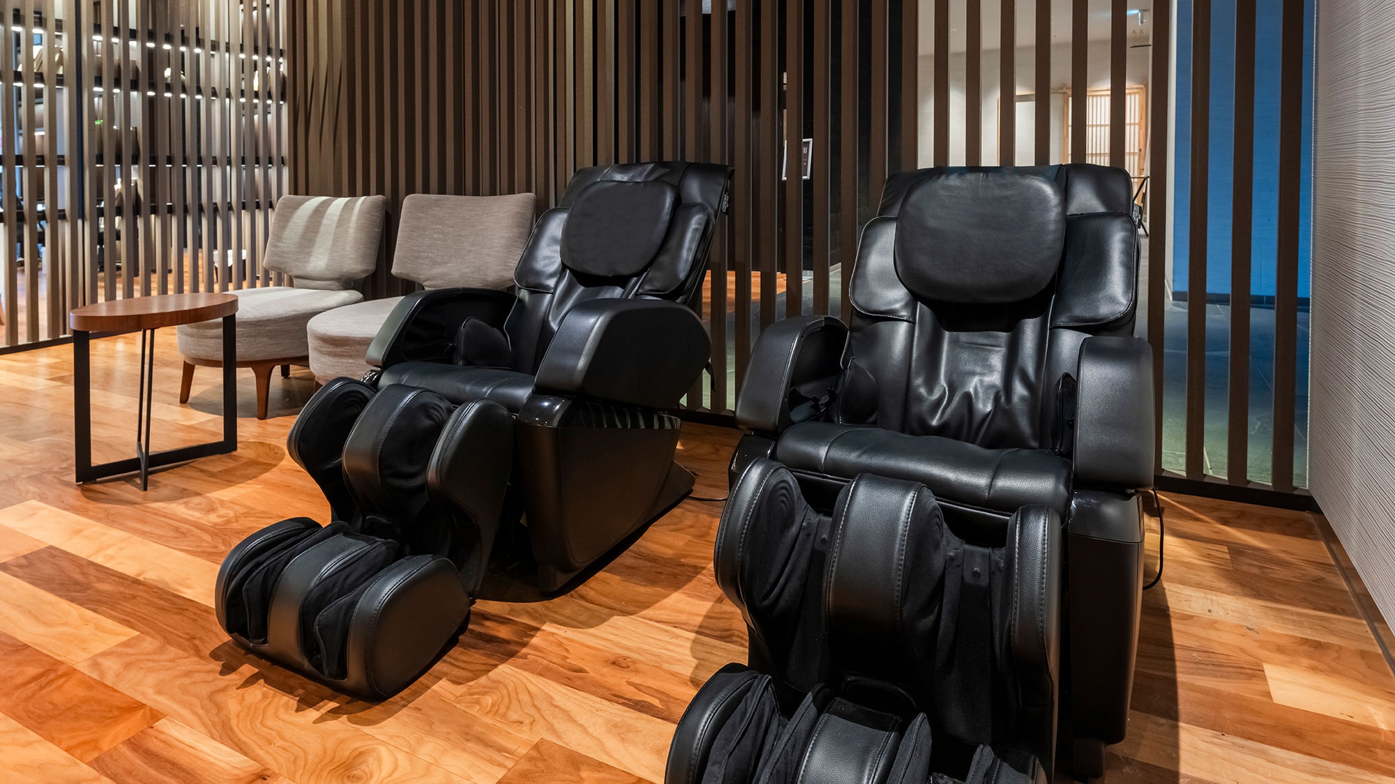[Noguchi Bunko Business Lounge] Massage chairs are available for your enjoyment after a bath