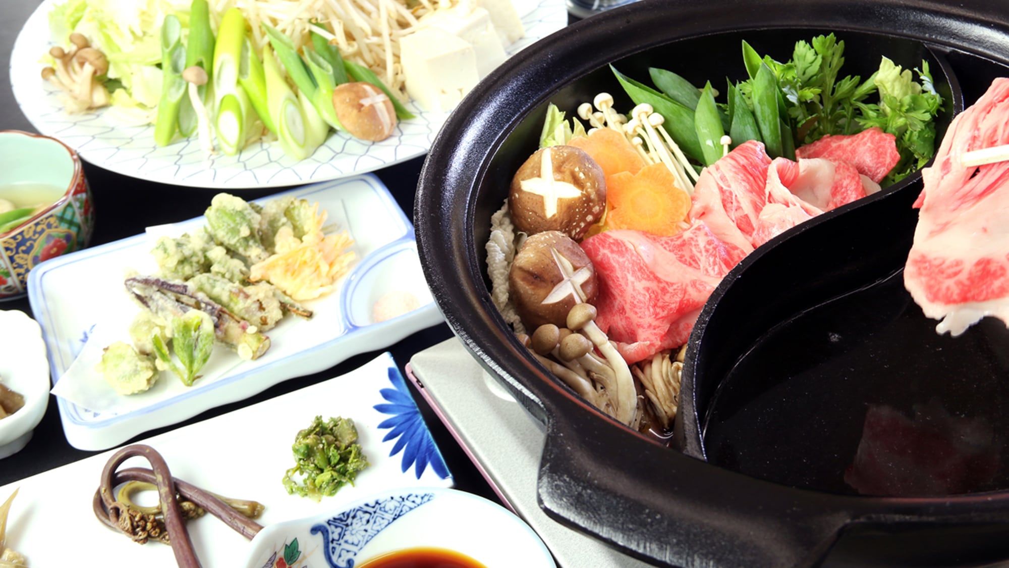Enjoy the exquisite Tajima beef in luxurious sukiyaki and shabu-shabu style. Sakae's double hot pot is twice as delicious at once. *In winter, the number of dishes will change.