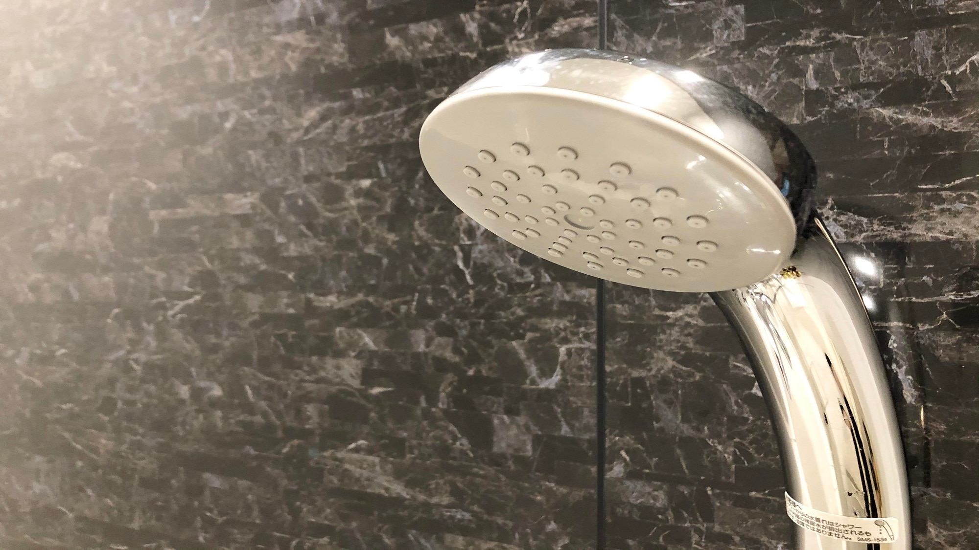 [Shower head] Feel the Phiten water all over your body with the comfortable water pressure.