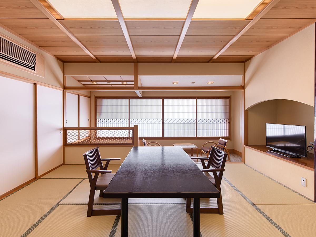 A [Main Building/54 sq m and up] Japanese-style room (12.5 tatami mats) + spacious veranda (with chairs) - For those who prefer the large public bath! (Example)