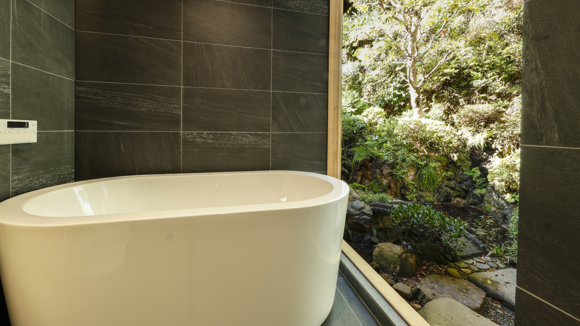 Special guest room with semi-open-air bath