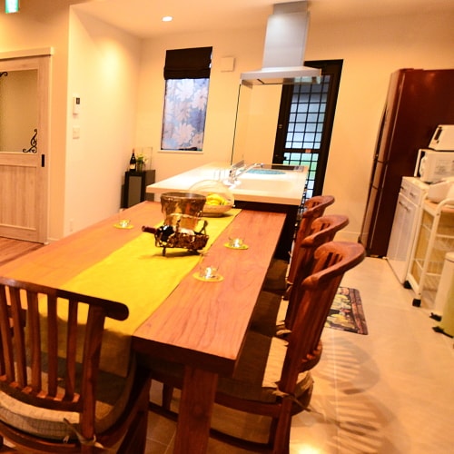 The 21-tatami living room is spacious with a 7-tatami Japanese-style room next door (right).